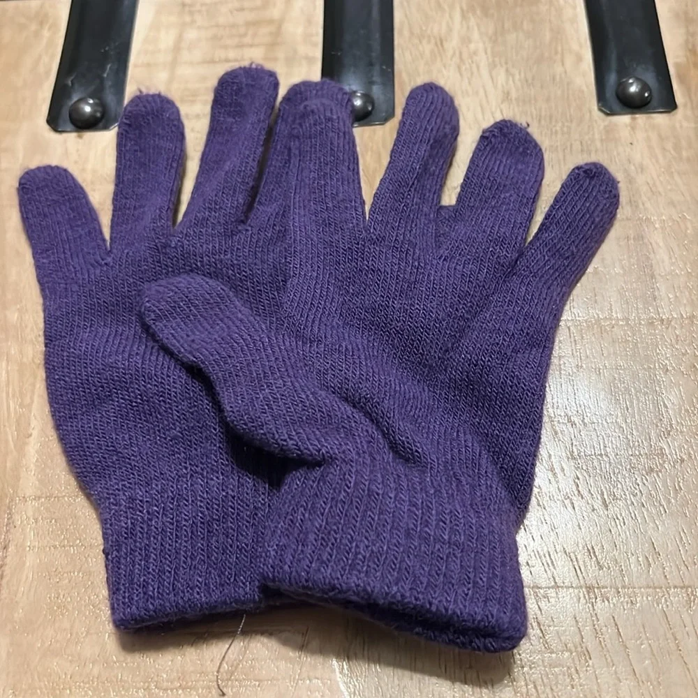 8 pairs of women’s gloves